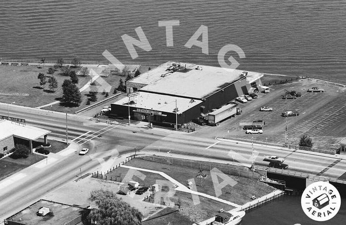 Voyageur Restaurant and Bowling Alley - Vintage Shot